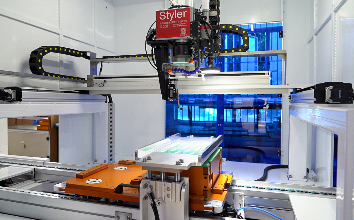 激光焊機精準焊接大圓柱電芯